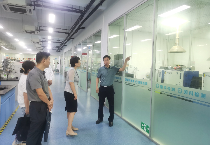 合肥市政协副主席 工商联主席姚亚妹参观国科检测实验室
